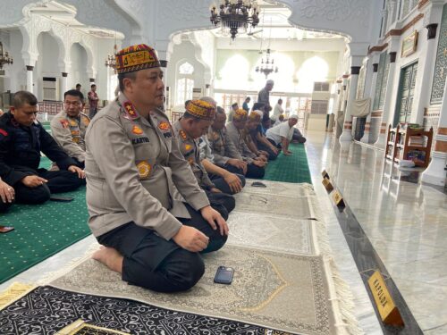 Kapolda Aceh Pol Achmad Kartiko menunaikan shalat Ashar di Masjid Raya Baiturrahman Banda Aceh, Senin (2/10)