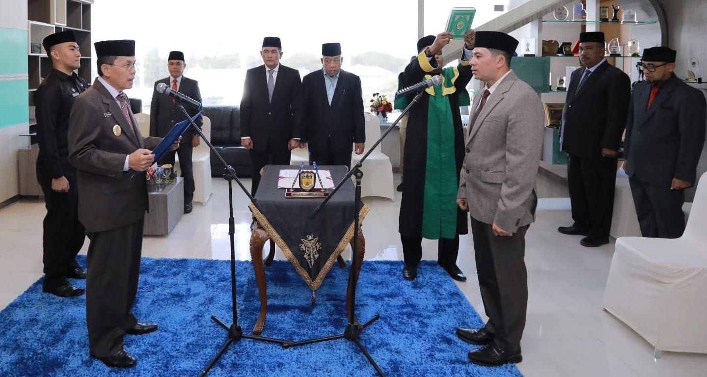 Pj Wali Kota Banda Aceh Amiruddin melantik Wahyudi sebagai Pj Sekda Kota Banda Aceh, di aula Balai Kota setempat, Senin (2/10)