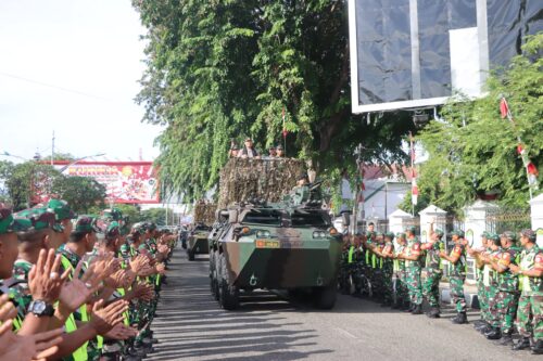 Memasuki purna tugas, Irjen Ahmad Haydar diarak menggunakan panser anoa dari Kodam IM hingga ke lobi Mapolda Aceh, Selasa (3/10)