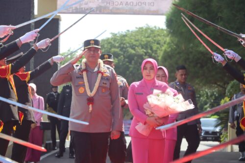 Upacara farewell parade dan tradisi pedang pora mewarnai lepas sambut Kapolda Aceh dan penyerahan pataka Machdum Cakti dari Irjen Pol (Purn) Ahmad Haydar kepada Irjen Pol Achmad Kartiko berlangsung khidmat dan lancar, Selasa, 3 Oktober 2023
