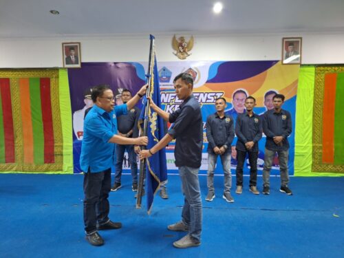 Ketua PWI Aceh Nasir Nurdin menyerahkan pataka PWI kepada Ketua PWI Pidie Jaya Ikhsan pada penutupan Konferensi I PWI Pidie Jaya, Rabu, 4 Oktober 2023. (Dok. PWI Aceh)