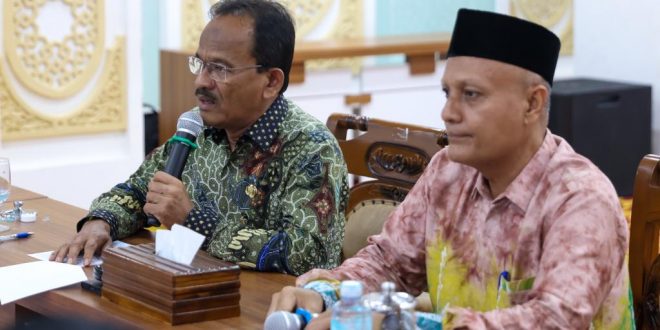 Plt Asisten II Setda Aceh Mawardi didampingi Kepala Sekretariat BRA Dr Syukri M Yusuf meluncurkan aplikasi Sistem Informasi BRA (SIBRA) online di Ruang Potensi Daerah Setda Aceh, Kamis (5/10)