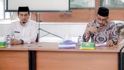 Anggota DPD RI asal Aceh H Sudirman atau Haji Uma saat bertemu Karo Isra Setda Aceh Dr Yusrizal, Jum'at (7/10)