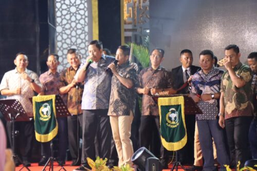 Kapolda Aceh Irjen Pol Achmad Kartiko dan Pangdam IM Mayjen TNI Novi Helmy Prasetya nyanyi bersama saat syukuran HUT ke-78 TNI, di Lapangan Sanggamara Makodam IM, Sabtu malam (7/10)