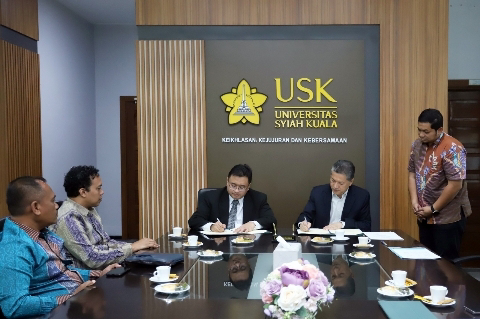 Rektor USK Prof Dr Ir Marwan dan Founder Kitaran Tabah SDN BHD Malaysia, Akhramsyah MU Sanusi (kiri) menandatangani MoU di ruang mini rektor Rektor pada Senin (9/10)