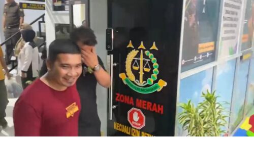 Tiga tersangka kasus penimbunan BBM bersubsidi jenis Solar sebanyak 1,3 ton di Aceh Barat diserahkan ke kejaksaan setempat, Senin (9/10)