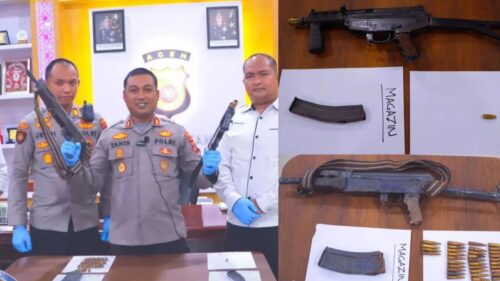 Kapolres Aceh Tamiang AKBP Muhammad Yanis memperlihatkan kepada wartawan penemuan dua pucuk senjata api sisa masa konflik, Senin (9/10). (Foto: Dok. Polres Aceh Tamiang)