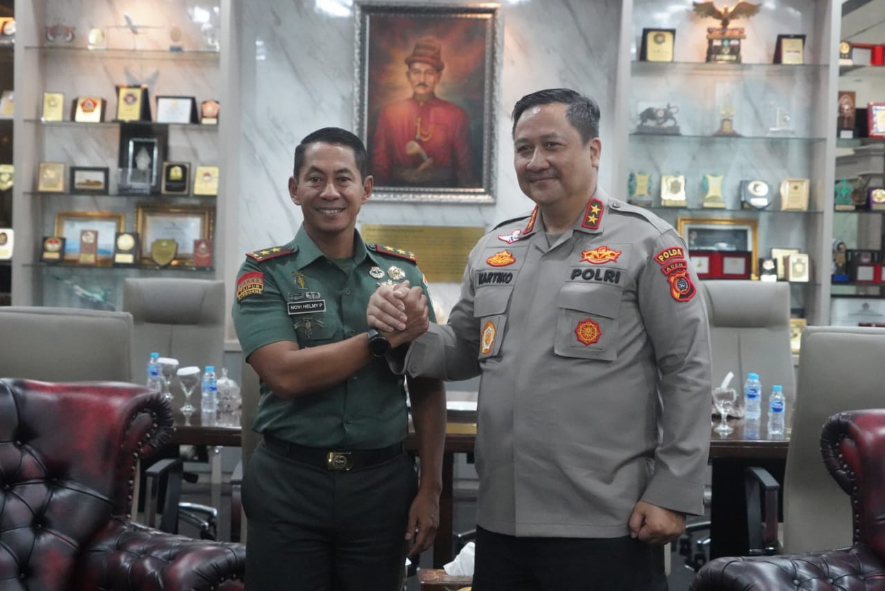Pertemuan Kapolda Aceh Irjen Pol Achmad Kartiko dan Pangdam Iskandar Muda Mayjen TNI Novi Helmy Prasetya, membahas sejumlah isu strategis di Makodam IM, Selasa (10/10)