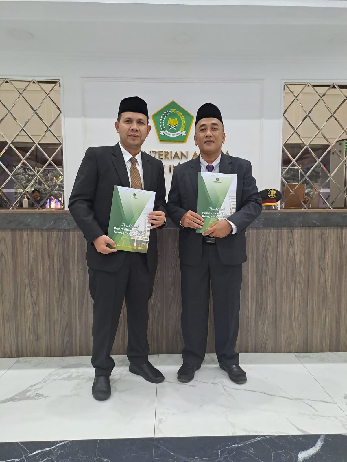 Dr Salman Abdul Muthalib yang ditetapkan sebagai Guru Besar dalam bidang Ilmu Fikih (kiri) dan Dr Lukman Hakim Guru Besar dalam bidang Ilmu Kalam (kanan)