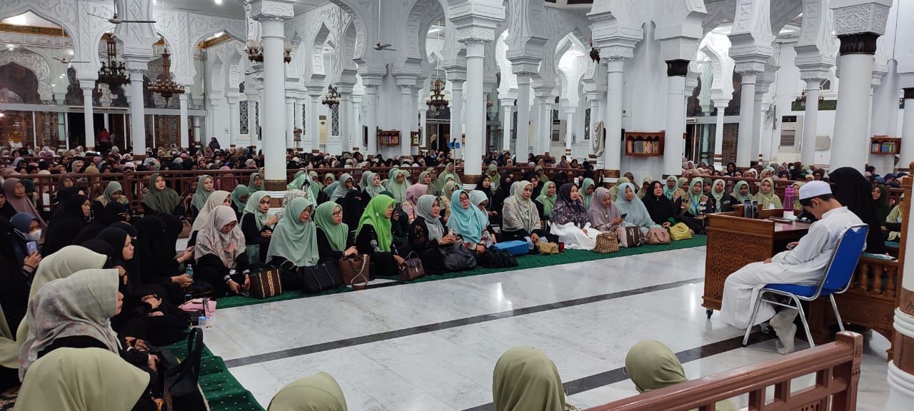 Ribuan jamaah yakni para ibu-ibu dan muslimah dari berbagai komunitas, majelis taklim dan milenial menghadiri kajian muslimah yang digagas DPP Iskada Aceh bersama Baituzzahra pada Rabu malam (11/10) di Masjid Raya Baiturrahman Banda Aceh