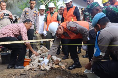 Dalam rangka memperingati 30 tahun mengabdi untuk negeri, AKABRI lulusan tahun 1990 yang bertugas di Aceh menggelar kegiatan bakti sosial di Desa Lamthen Kecamatan Darul Imarah, Aceh Besar, Kamis (12/10)