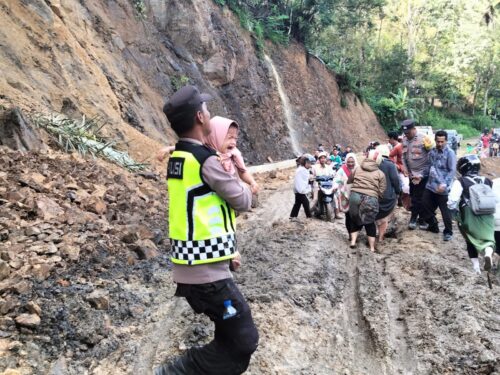 Tanah longsor disebabkan cuaca ekstrim terjadi di empat titik yang menyebabkan tertimbunnya ruas jalan Uning - Pamar, Kampung Jerata Kecamatan Silih Nara, Aceh Tengah, Sabtu (14/10)