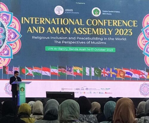 Rektor UIN Ar-Raniry Prof Mujiburrahman memberi sambutan pada pembukaan Konferensi Internasional dan AMAN Assembly yang digelar di Auditorium Prof Ali Hasjmy kampus UIN Ar-Raniry Banda Aceh, Ahad (15/10)