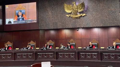 Mahkamah Konstitusi menolak gugatan usia minimal calon presiden dan calon wakil presiden yang diatur di UU Pemilu, Senin (16/10)