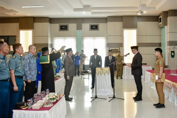 Pj Wali Kota Sabang Reza Fahlevi resmi melantik dan mengambil sumpah Andri Nourman sebagai Sekda Kota Sabang, di aula Lantai IV Kantor Wali Kota Sabang, Senin (16/10)