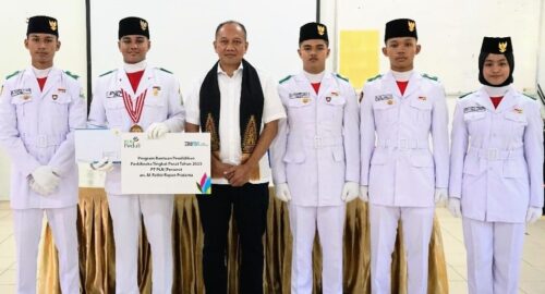 General Manager PLN UID Aceh Parulian Noviandri menyerahkan beasiswa kepada Anggota Paskibraka Nasional asal Aceh, Al-Fathir Rayan Pratama, siswa SMAN 4 Banda Aceh, Rabu (18/10)
