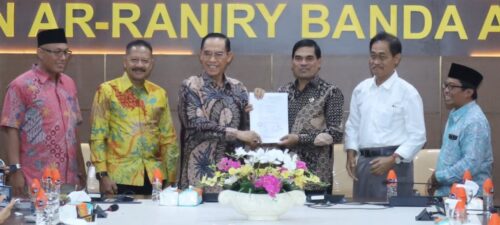 Penyerahan berita acara asesmen lapangan AIPT UIN Ar-Raniry oleh Prof Dr Ahmad Thib Raya MA BA selaku ketua tim Asesor kepada Rektor UIN Ar-Raniry Prof Dr Mujiburrahman, Sabtu (21/10)