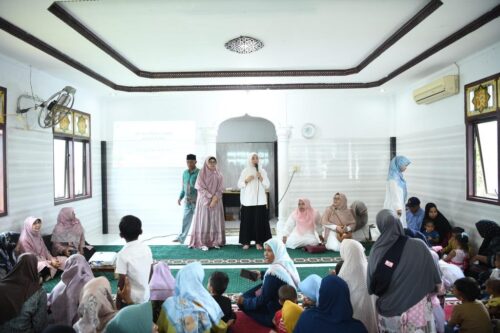 Pj Ketua TP-PKK Aceh Ayu Candra Febiola Nazuar saat memberikan sosialisasi penyuluhan ASI dan Nutrisi Sehat untuk balita dalam kegiatan aksi peduli bakti sosial kesehatan dan kesiapsiagaan bencana di Gampong Lamtutui, Kecamatan Peukan Bada, Aceh Besar, Ahad (22/10)
