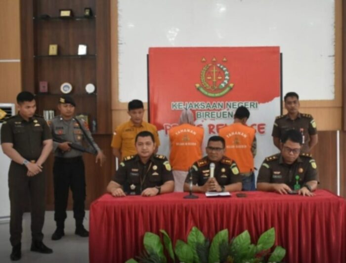 Kajari Bireuen Munawal Hadi SH MH memberikan keterangan terkait penetapan dua tersangka korupsi Dana Simpan Pinjam Kelompok Perempuan (SPP) Program Nasional Pemberdayaan Masyarakat (PNPM) Mandiri Perdesaan, Selasa (24/10)
