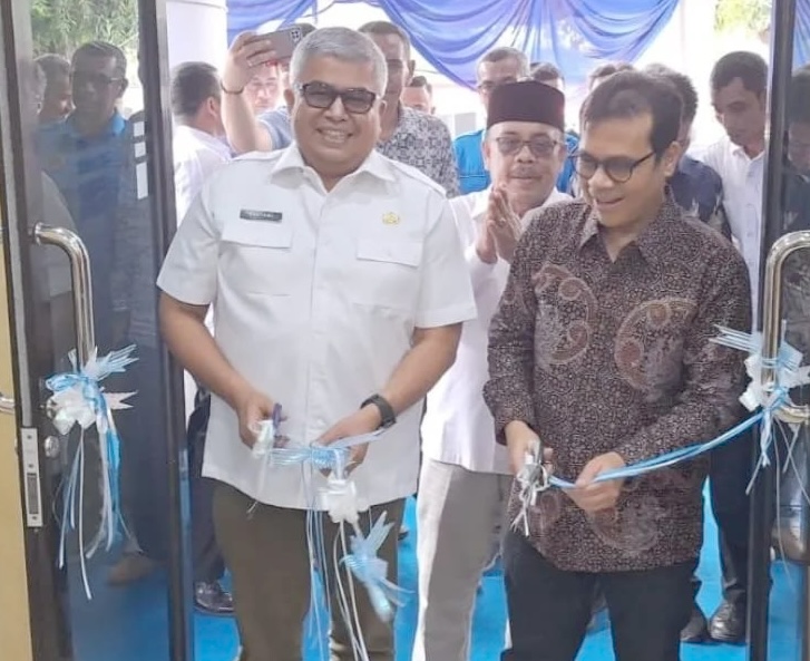 Wamenkominfo Nezar Patria bersama Sekda Aceh Bustami Hamzah memotong pita saat peresmian renovasi Gedung PWI Aceh di kawasan Simpang Lima Banda Aceh, Rabu (25/10)
