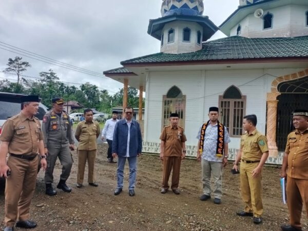 Asisten I Setda Aceh Azwardi Abdullah, bersama Kepala Dinas Syariat Islam Aceh Zahrol Fajri meninjau lokasi pelaksanaan MTQ ke-36 Provinsi Aceh di Simeulue, Selasa (24/10)