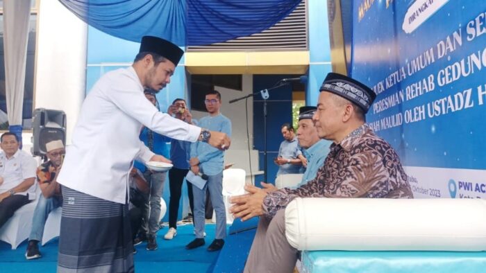 Ketua Umum PWI Pusat Hendry Ch Bangun dan Sekjen Sayid Iskandarsyah saat dipeusijuek di sela acara peringatan Maulid Nabi Muhammad SAW di Kantor PWI Aceh, Rabu (25/10)