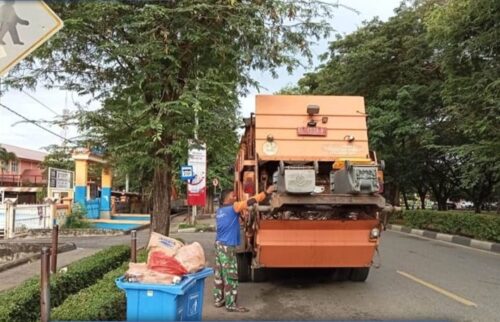 Petugas kebersihan di Kota Banda Aceh saat mengangkat sampah ke dalam truk