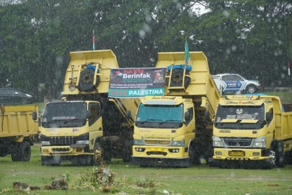 Anggota Asosiasi Persaudaraan Dump Truk dan Galian C memperingati Maulid Nabi Muhammad SAW dan penggalangan dana untuk Palestina di kawasan Lamnyong, Banda Aceh Senin (30/10)