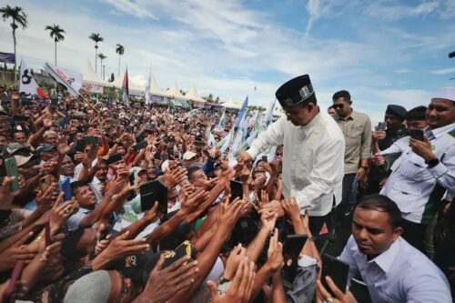 Bakal Calon Presiden Anies Baswedan didampingi istrinya Fery Farhati mengunjungi Aceh dan bersilaturahmi dengan ribuan masyarakat di Lapangan Bumi Gas Kecamatan Tanah Luas Aceh Utara, Rabu (1/11/2023).