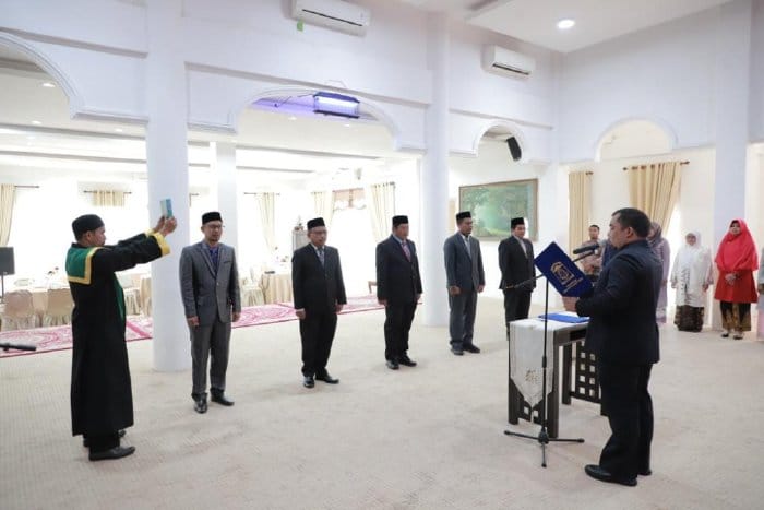 Pj Bupati Aceh Besar Muhammad Iswanto melantik lima pejabat eselon IIb di lingkungan Pemkan Aceh Besar, di Meuligoe Bupati, Kota Jantho, Jum’at pagi (3/11)