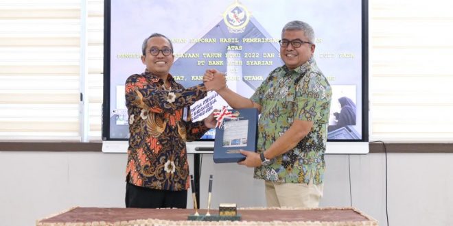 Sekda Aceh Bustami Hamzah menerima LHP Kepatuhan atas Pengelolaan Pembiayaan Tahun Buku 2022 dan Semester I 2023 pada PT Bank Aceh Syariah dari Kepala Perwakilan BPK RI Aceh Masmudi di Kantor Perwakilan BPK RI Aceh, Jum'at (3/11)