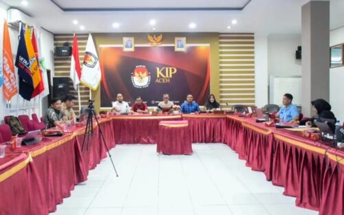 KIP Aceh menggelar rapat pleno penetapan DCT Anggota DPRA Pemilu 2024 bersama dengan penetapan DCT DPR Kabupaten/Kota yang pengambilalihan oleh KIP Aceh, di Aula KIP Aceh, Jum'at (3/11)