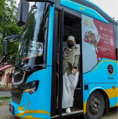 Pengelola Bus Trans Koetaradja menyiapkan bus antar-jemput untuk masyarakat yang ingin menyaksikan perhelatan PKA ke-8 di Taman Taman Sulthanah Safiatuddin Banda Aceh