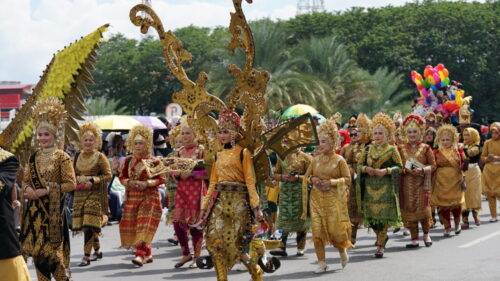 Peserta Pawai Budaya berjalan kaki dalam rangka memeriahkan PKA ke-8 di Banda Aceh, Ahad (5/11)