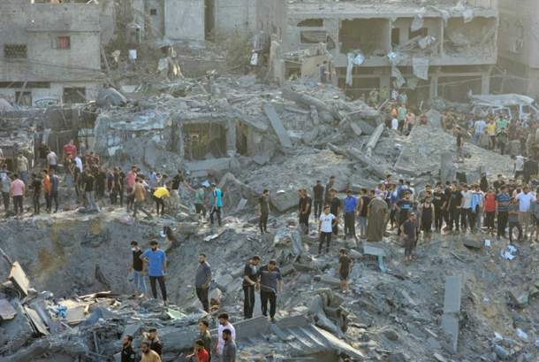 Warga Palestina memeriksa kerusakan rumah yang hancur akibat serangan udara Israel di Kota Gaza, Sabtu, 4 November 2023. (AP Photo/Abed Khaled)