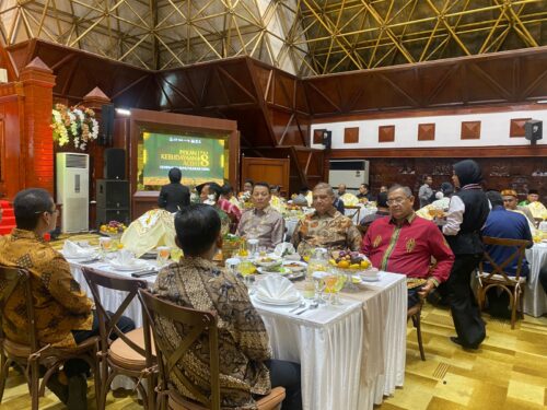 Pj Gubernur Aceh Achmad Marzuki pada acara jamuan makan malam pimpinan kontingen PKA ke-8, yang dihadiri Unsur Forkopimda, Bupati/Wali Kota se-Aceh serta Perwakilan Negara Sahabat dan tamu undangan lainnya, Ahad malam (5/11) di Anjong Mon Mata Pendopo Gubernur Aceh