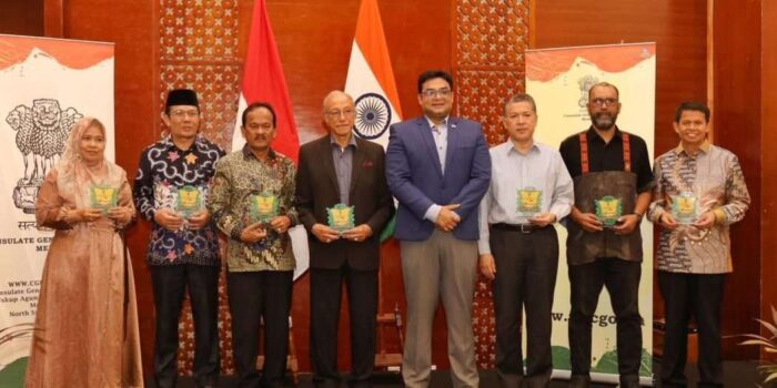 Plt Asisten II Setda Aceh Ir Mawardi, foto bersama Konsulat Jenderal India di Medan Shubham Singh saat menghadiri ITEC Training Programmes Andaman & Nikobar Island - Aceh Connectivity di Hotel Hermes Palace Banda Aceh, Ahad (5/11)