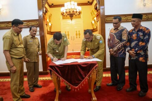 Pj Gubernur Aceh Achmad Marzuki bersama Pj Bupati Aceh Selatan Cut Syazalisma mendandatangani berita acara serah terima aset Tahura Trumon dari Pemerintah Aceh ke Pemkab Aceh Selatan, di Meuligoe Gubernur Aceh, Senin (6/11)