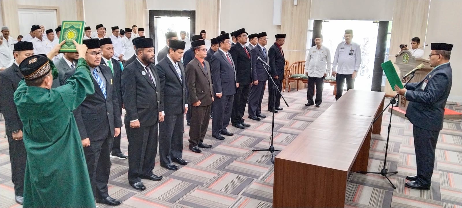 Kakanwil Kemenag Provinsi Aceh Azhari melantik 17 pejabat eselon III di jajaran Kementerian Agama Aceh, Selasa siang (7/11/2023)