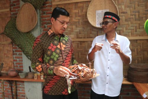 Ketua DPRK Banda Aceh Farid Nyak Umar meninjau pameran tunggal rempah dalam manuskrip Aceh yang diselenggarakan Kolektor Manuskrip Aceh Tarmizi A Hamid, di Gampong Ie Masen Kaye Adang, Kecamatan Ulee Kareng, Ahad (5/11)