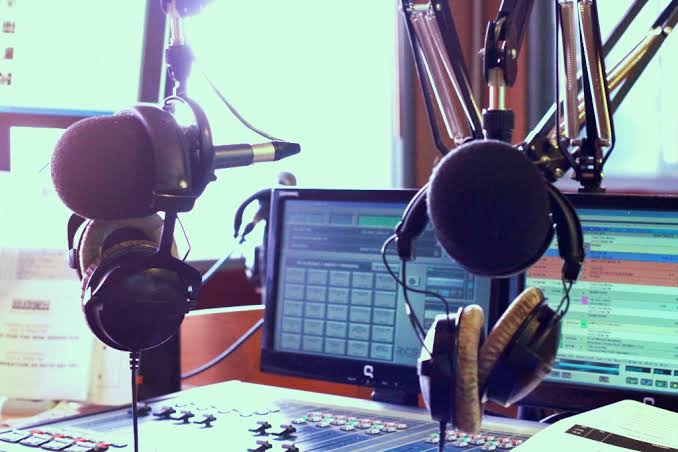 Puluhan lembaga penyiaran radio di Aceh menyatakan akan berhenti mengudara pada Kamis (9/11/2023) sebagai bentuk protes terhadap Rancangan Qanun (Raqan) Penyiaran Aceh