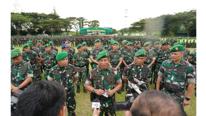 Pangdam Iskandar Muda Mayjen TNI Novi Helmy Prasetya dan prajurit TNI mengikuti apel gelar pasukan pengamanan Pemilu 2024 di Lapangan Rindam IM, Mata Ie, Aceh Besar, Rabu (8/11)