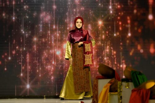 Salah satu model Aceh Fashion Festival 2023 mengenakan pakaian bermotif pintu Aceh, di Amel Convention Hall, pada 7-8 November 2023