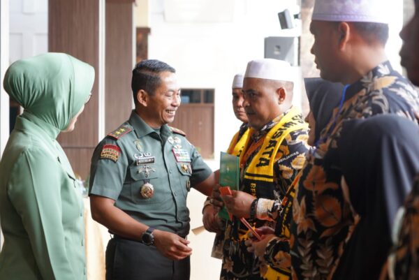 Pangdam IM Mayjen TNI Novi Helmy Prasetya melepaskan rombongan umrah 5 Babinsa terbaik beserta istri, pemenang Sanggamara Award, di Gedung Malahayati lantai I, Makodam IM, Kamis (9/11)