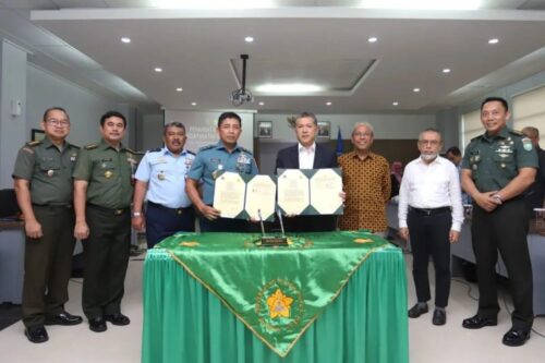 Rektor USK Prof Dr Ir Marwan menandatangani MoU bersama Dirjen Kuathan Kemhan Laksda TNI Bambang Irwanto