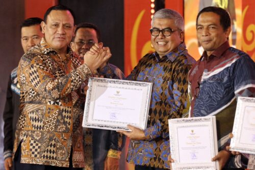 Sekda Aceh Bustami Hamzah mererima piagam penghargaan dari KPK yang diserahkan Ketua KPK RI Firli Bahuri pada pembukaan Road Show Bus KPK dan Road To Hakordia, di Gedung Balai Meuseuraya Aceh, Banda Aceh, Kamis (9/11)