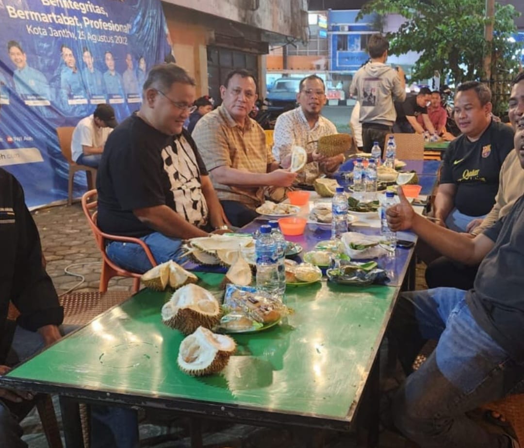 Ketua KPK Firli Bahuri didampingi Ketua Umum JMSI Teguh Santosa saat makan durian di Warkop Sekber Jurnalis di Banda Aceh, Kamis malam (9/11)