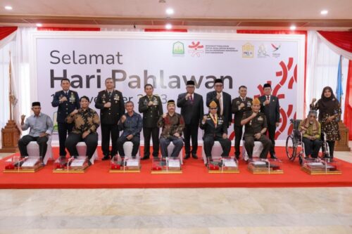 Sekda Aceh Bustami Hamzah serta unsur Forkopimda Aceh, foto bersama para keluarga pahlawan dan perintis kemerdekaan usai memberikan bingkisan dalam momentum peringatan Hari Pahlawan Nasional, di Kantor Gubernur Aceh, Jum'at (10/11)