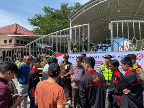 Mahasiswa yang tergabung dalam Aliansi Mahasiswa dan Pemuda Anti Korupsi (ALAMP AKSI) Aceh menggelar unjuk rasa di depan Kejati Aceh, Jum’at (10/11)
