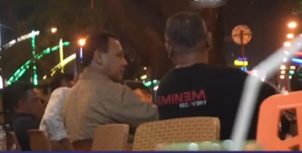 Ketua KPK RI Firli Bahuri saat ngopi dan makan durian bersama wartawan JMSI di Warkop Sekber Jurnalis di Banda Aceh, Kamis malam (9/11)